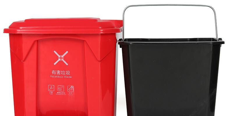 Foot pedal medical waste bin