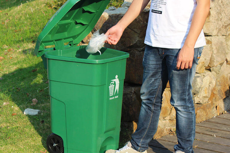 Outdoor 70L Wheelie Bin – Kitchen Household Trashcan with Foot Pedal and Lid (1) 70L outdoor wheelie bin with foot