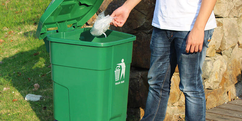 Outdoor 70L Wheelie Bin – Kitchen Household Trashcan with Foot Pedal and Lid (1) 70L outdoor wheelie bin with foot