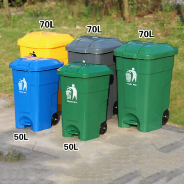 70L outdoor wheelie bin with foot  Large 70L wheelie bin with foot pedal, lid, and thickened design, perfect for household, kitchen, and outdoor sanitation. Easy mobility with large wheels.


