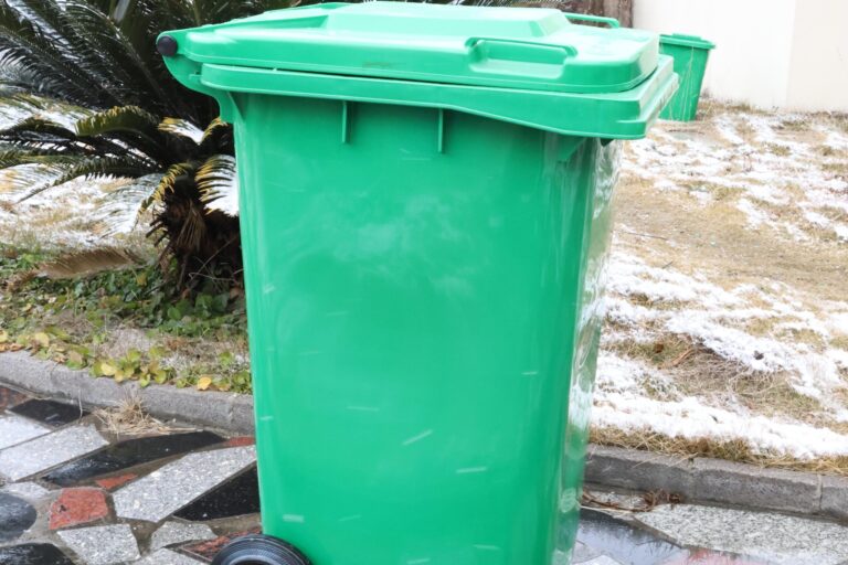 outdoor wheelie garbage bin